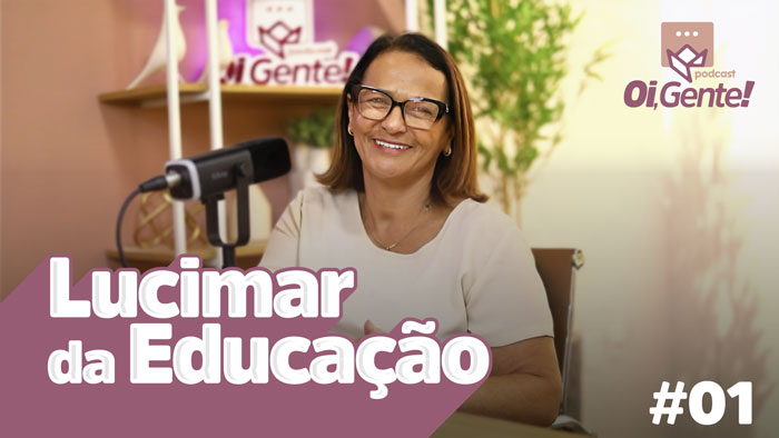 Imagem mostra Manoela Peres e Lucimar Vidal na mesa do estúdio do podcast.